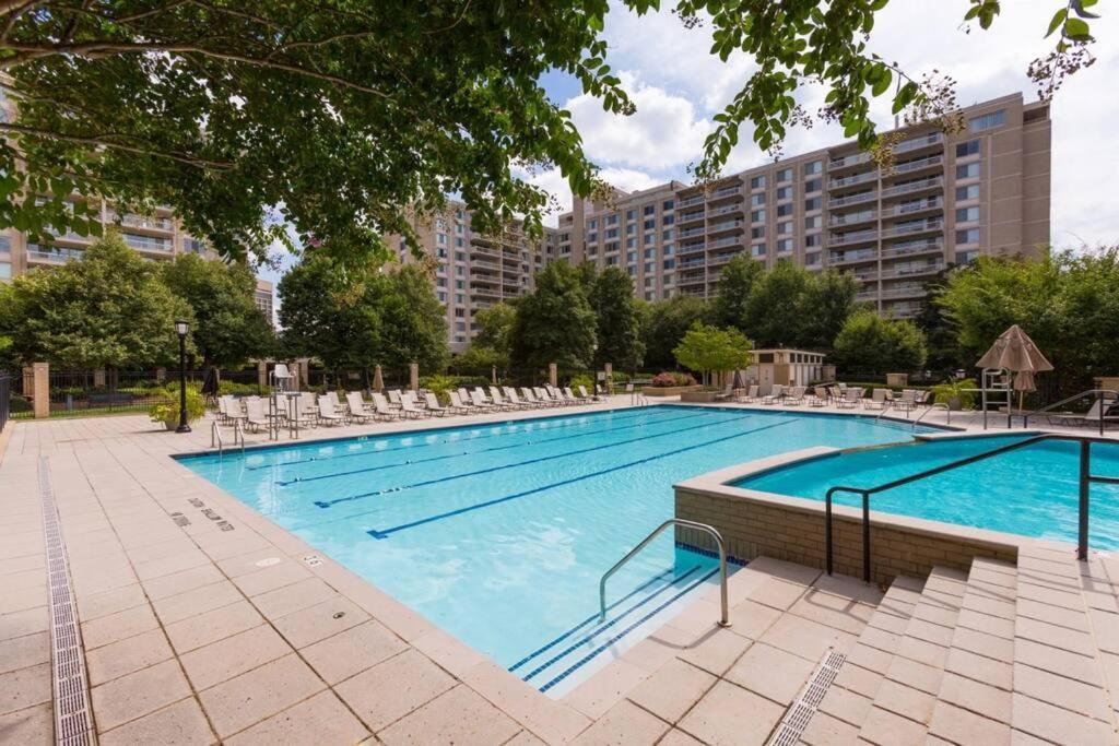 Awesome 1 Bedroom Apt + Den At Crystal City With Gym Arlington Luaran gambar